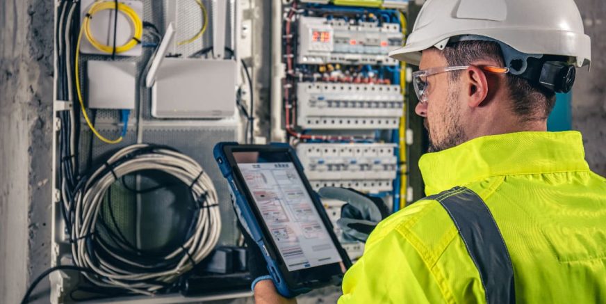 tipos-de-mantenimiento-industrial-operario-de-mantenimiento-SZ-Industrial